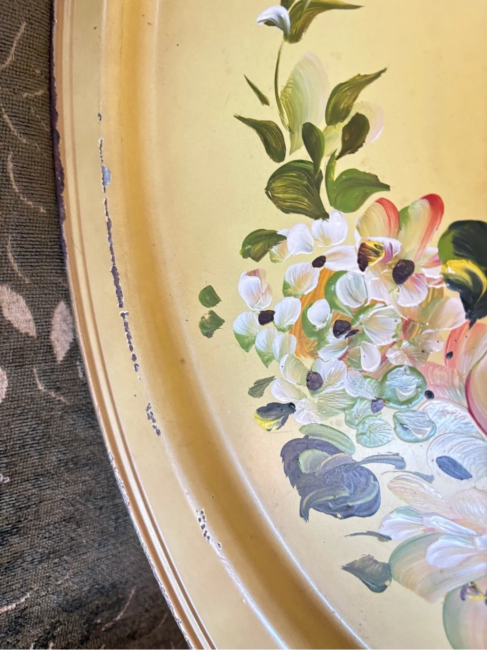 Metal tray, vintage tole painted. Integrated handles. Large